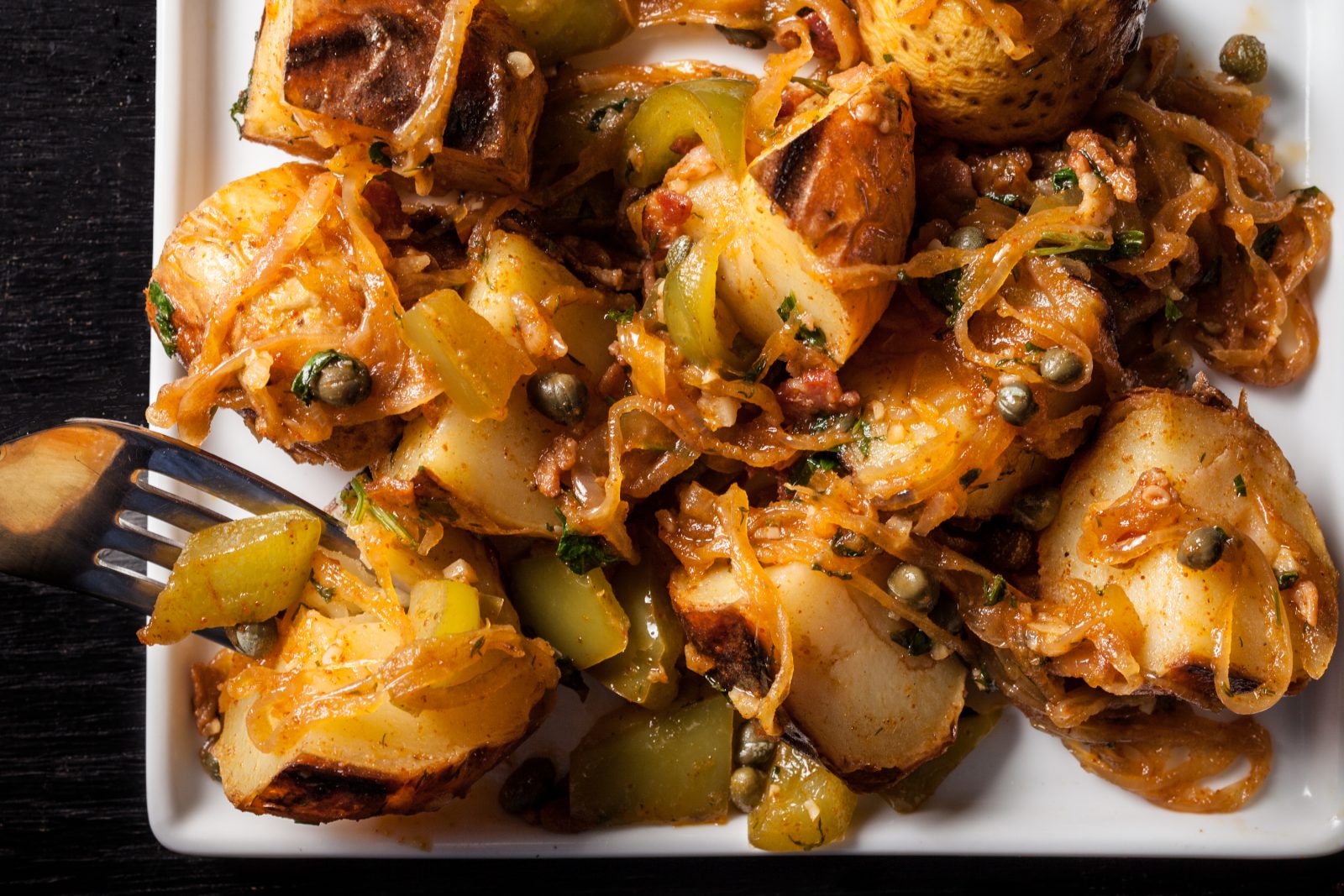 Картошка жареная с беконом и луком